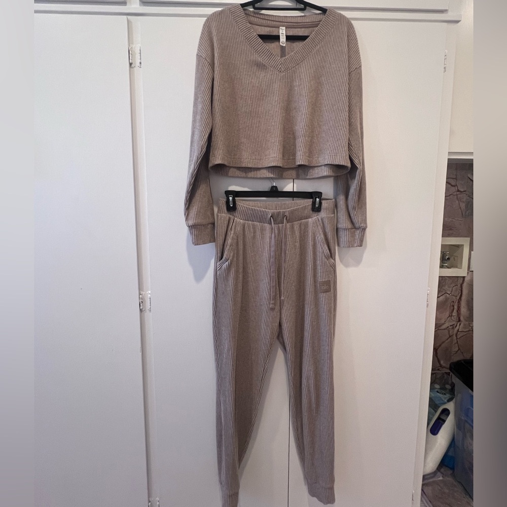 Alo Yoga Muse Ribbed V Neck Pullover & Jogger Set - Picture 6 of 12